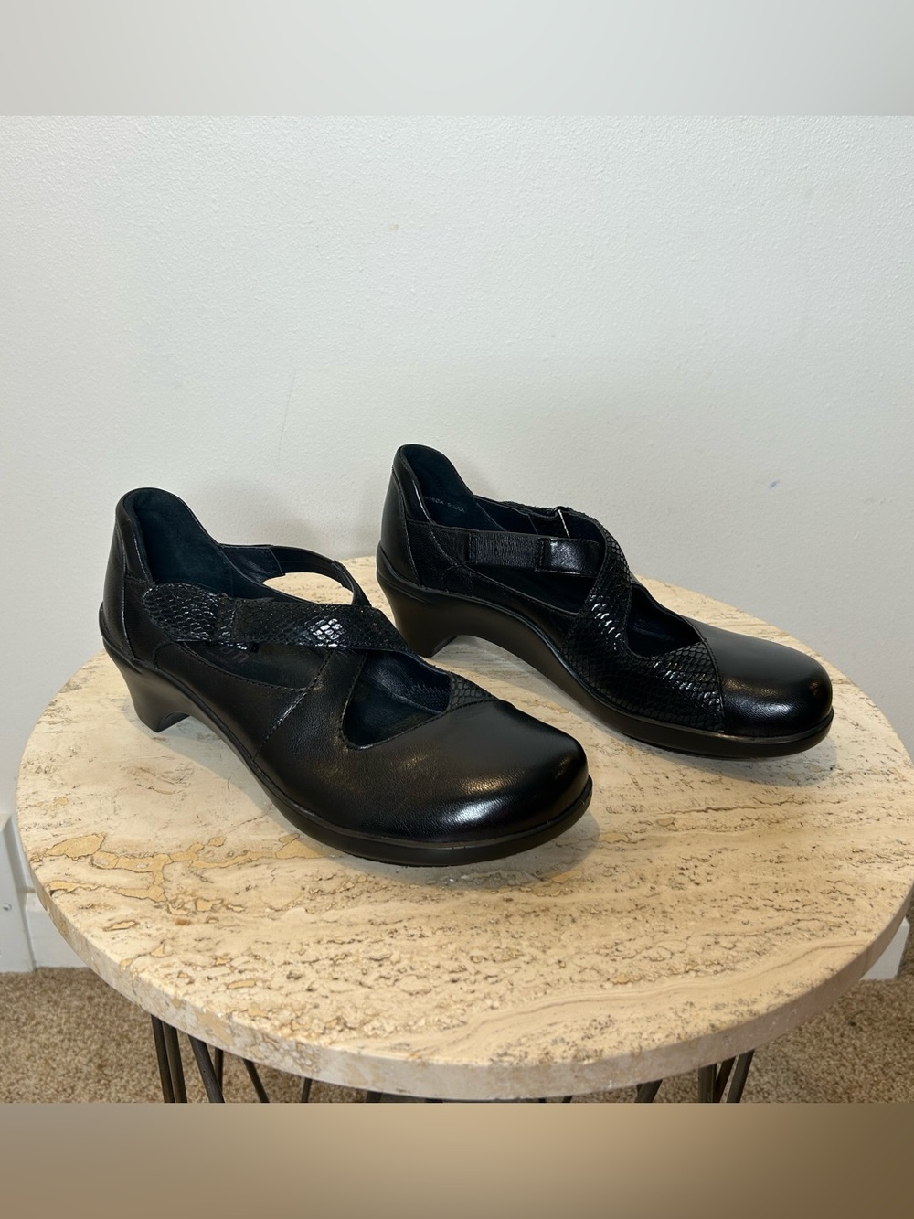 Aravon by New Balance Women's Black Cross-Strap Comfort Flats Size 9.5AA